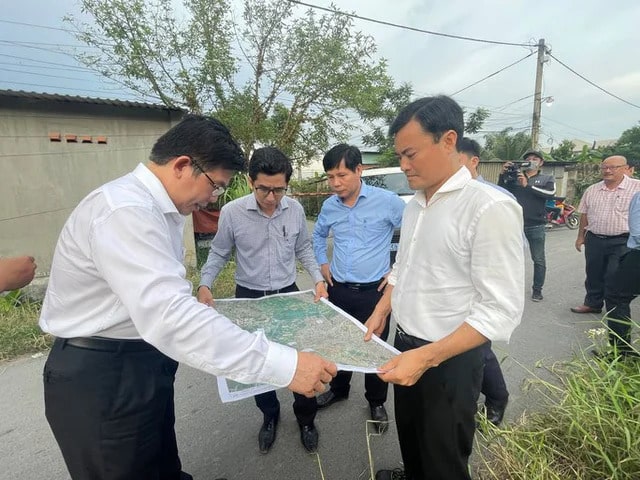 Lãnh đạo thành phố cùng chủ đầu tư khảo sát về công tác bàn giao ranh mốc dự án tại huyện Hóc Môn Ảnh: THU HỒNG